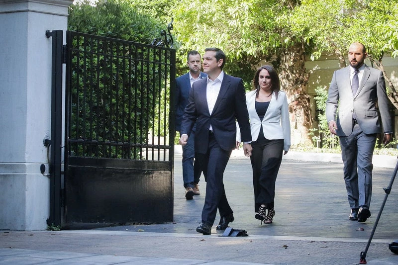 Α.Τσίπρας: «Τα νέα είναι καλά, είμαι χαρούμενος, καταλήξαμε σε συμφωνία» – Δείτε τον διάλογο με ΠτΔ- Πανηγυρίζουν για την παράδοση της Μακεδονίας μας!